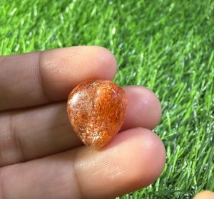 พลอยซันสโตนสีส้มธรรมชาติทรงลูกแพร์เจียระไนแบบคาโบชอง ขัดเงา ประกายรุ้ง ขนาด 29x18x8 มม. น้ำหนัก 29 กะรัต สำหรับทำเครื่องประดับ - Product Image 2