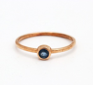 Anillo Solitario de Plata de Ley 925 con Baño de Oro Rosa y Zafiro Azul Natural Redondo en Bisel, Joyas Memoria, Venta al Por Mayor - Product Image 1