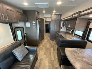 Used 2022 T-h-o-r O-u-t-l-a-w 38KB Trailer - Product Image 4