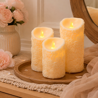 Bougies Pilier LED Sans Flamme à Motif Rose en Relief, Bougies Électroniques Scintillantes à Motif Floral Ivoire pour Mariage et Décoration Intérieure (Vente en Gros)