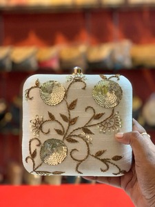 Bolso de mano de diseño indio para mujer, ideal para fiestas, eventos especiales, elegante y hecho a mano, disponible para la venta. - Product Image 6