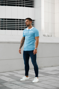 Polo de Punto Azul Claro para Hombre, Manga Corta, Corte Ajustado, Ribete en Contraste, Estilo Preppy, Color Sólido - Product Image 3