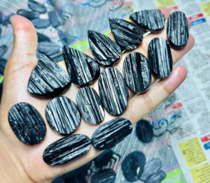 Lote al por mayor de turmalina negra natural de grado AAA, gemas sueltas mixtas hechas a mano para la fabricación de joyas, ASHU GEMS 20mm-50mm - Product Image 2