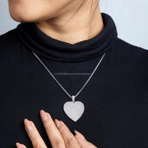 Colgante de Corazón en Plata de Ley con Incrustaciones de Piedras Cultivadas en Laboratorio y Estilo Elegante - Product Image 1