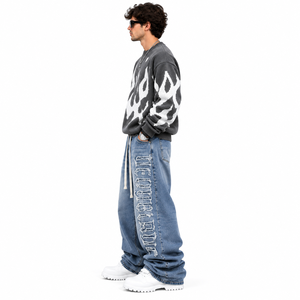 Suéter de Punto Gráfico Gris Carbón para Hombre, Oversize, con Patrón Abstracto Blanco, Cuello Redondo, Estilo Urbano Premium - Product Image 3