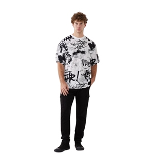 Camiseta de Hombre con Estampado de Grafiti, Oversize, Estampado Completo, Negra y Blanca, Estilo Urbano, Algodón, Venta al por Mayor - Product Image 1