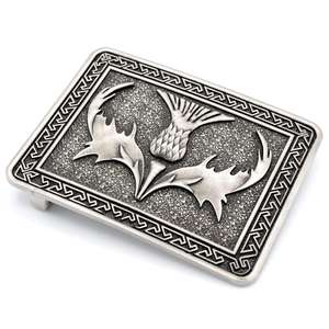 El broche de cuadros penannular Lion Rampant es un accesorio escocés tradicional utilizado para sujetar cuadros o fajas. - Product Image 6