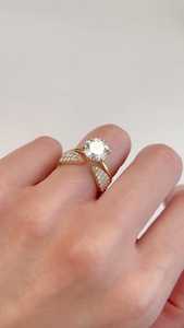 Anillo de Diamante Solitario de Corte Redondo de Lujo de 1.01ct con Banda Abierta, Cultivado en Laboratorio, Oro Amarillo de 14K, Regalo Perfecto para Boda o Sorpresa - Product Image 6