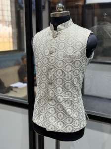 Manteau de Mariage Haut de Gamme pour Homme Brodé et Orné de Paillettes, Modèle Élégant et Somptueux, Disponible à la Vente - Product Image 4