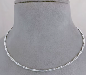 Collier argenté de meilleure qualité au look simple et époustouflant pour femmes et filles pour la fête et la collection de vêtements quotidiens décontractés - Product Image 2