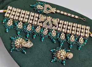 Conjunto nupcial chapado en oro: Collar choker, pendientes colgantes y tikka étnico de circonita. Última tendencia para bodas, compromisos y aniversarios. - Product Image 1