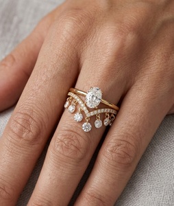 Anillo de compromiso de oro macizo de 14K con diamante ovalado cultivado en laboratorio, conjunto con banda de boda colgante de flecos en chevron y anillos apilables de gota para ella - Product Image 1