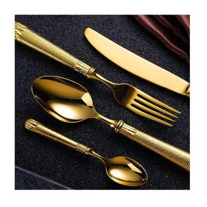 Ensemble de couverts en laiton finition or avec manche décoré, couverts de luxe modernes - Product Image 1