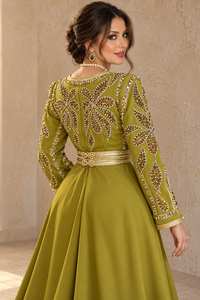 Caftan algérien Mishkat Couture vert olive en velours orné de feuilles d'or et de perles, manches longues, ceinture ornée de bijoux, maxi, hiver - Product Image 2