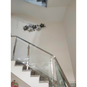 Escultura Floral Metálica Contemporánea para Pared, Arte Decorativo en 3D con Flores en Negro, Blanco y Dorado - Product Image 5