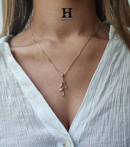 Fabricante de Joyería Fina Personalizada - Colgante de Hoja y Ramita de Diamantes en Oro de 14k para Venta al Por Mayor - Product Image 5
