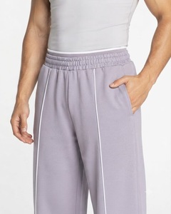 Ensemble de survêtement surdimensionné pour homme, personnalisé OEM, couleur lavande, avec détails contrastants, en molleton de coton de qualité supérieure, comprenant un sweat à capuche et un pantalon de survêtement à jambes larges - Product Image 5