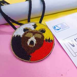Collier pendentif visage d'ours perlé fait main avec perles noires, blanches, jaunes, rouges et brunes et cordon long pour un usage artistique et culturel - Product Image 5