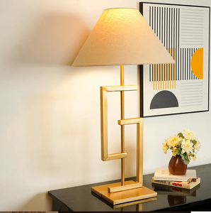 Cette lampe géométrique en métal doré ajoute une touche moderne à n'importe quel bureau ou table d'appoint. Disponible à prix de gros pour la décoration de votre maison. - Product Image 1