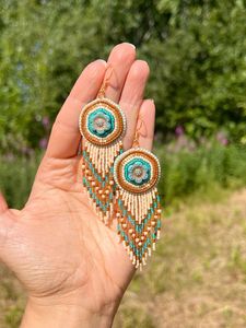 Pendientes Elegantes Hechos a Mano con Bordado y Cuentas que Combinan la Artesanía Tradicional con las Tendencias de Moda Modernas - Product Image 1
