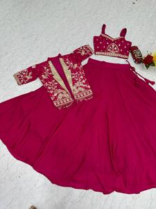 เสื้อครอปท็อปดีไซน์เนอร์สำหรับงานเทศกาลผู้หญิง สไตล์เลเฮนกาโจลี แบบเสื้อแจ็คเก็ต สำหรับงานปาร์ตี้และงานแต่งงาน ตกแต่งด้วยงานปักดิ้นและเลื่อม - Product Image 3