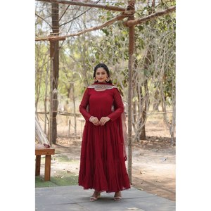 Robe trapèze faite main pour soirée, richement brodée de sequins, taille empire, en tissu mousseline - Product Image 1