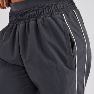 Conjunto de dos piezas para mujer: Sudadera con capucha OEM personalizada, top corto de chándal con media cremallera, chaqueta cortavientos y pantalones para gimnasio. - Product Image 3