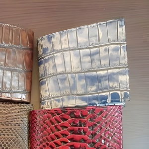 กระเป๋าสตางค์หนังพับสองตอนสำหรับผู้ชายสุดหรู พร้อมช่องซิปที่ปลอดภัยและพื้นผิวมีลวดลาย เลือกสีสันหลากหลายที่ดูหรูหรา - Product Image 1