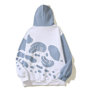 เสื้อฮู้ดดี้ผ้าฝ้ายฟลีซ 100% สำหรับผู้ชาย สไตล์สตรีทแวร์ ตัดเย็บพิเศษ ตกแต่งด้วยแพทช์ปักลายแบบดิจิทัล  งานปักแบบดิสเทรส  คอลเลคชั่นวินเทอร์ ดิจิตอล เบสิคส์  ผลิตตามสั่ง - Product Image 2