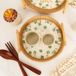 Bandeja decorativa de ratán con incrustaciones de nácar, ideal para entretener invitados y servir en ocasiones festivas, procedente de la India. - Product Image 2