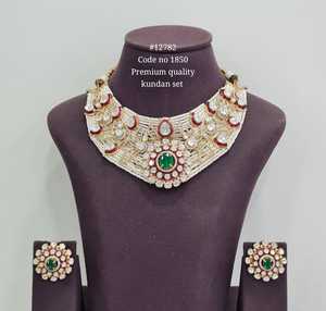 Ensemble de collier choker Kundan de qualité supérieure plaqué or avec pierres en zircon cubique et perles Moti, bijoux de mariage pour femmes - Product Image 5
