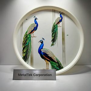 Paire de paons vibrants imprimés plateau pichwai rond en métal parfait pour la décoration de la maison servant ou offrant une élégance multi-usage élégante et durable - Product Image 4