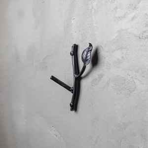 Gancho de pared decorativo de hierro forjado con forma de hoja, soporte metálico resistente para colgar sombreros, bolsos, toallas, batas, chaquetas, para baño y entrada. - Product Image 3