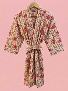 Kimono en coton à imprimé floral traditionnel pour femme, conçu comme une tenue de nuit décontractée et une élégante robe de détente. - Product Image 2
