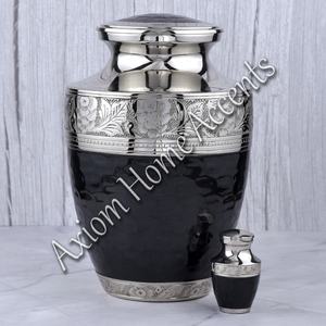 Urna de cenizas de latón clásica con elegancia atemporal Contenedor conmemorativo seguro y duradero de Axiom Home Accents - Product Image 4