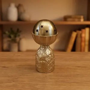 Brûle-encens en métal doré avec base texturée et dessus sphérique découpé en étoiles, parfait pour une ambiance chaleureuse et une décoration essentielle. - Product Image 5
