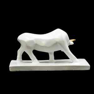 Escultura artesanal de toro y ternero blancos, figura minimalista de cerámica, decoración moderna para el hogar, arte simbólico, pieza central. - Product Image 2