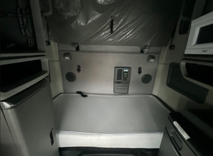 รถบรรทุกหัวลาก VNL64760 6x4 ปี 2019/2020 แบบมีห้องนอนหลังคาสูง 70 นิ้ว ระยะทางวิ่ง 264,599 ไมล์ ผ่านการตรวจสอบแล้ว - Product Image 2