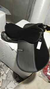 Silla de montar de salto Western BLUHORSE al por mayor en dos colores con estructura de plástico duradera para caballos - Product Image 3