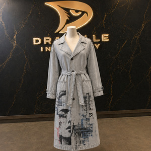 Manteau long unisexe en jean gris clair imprimé sur mesure avec ceinture, style trench, imprimé graphique, vêtement d'extérieur - Product Image 1