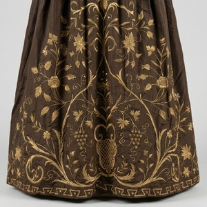 Túnica litúrgica de terciopelo marrón con bordado dorado de diseño personalizado, vestimenta floral hecha a mano para iglesia - Product Image 4