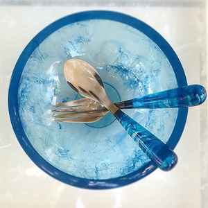 Bol de service élégant en résine avec ensemble de cuillères pour une présentation de table raffinée, améliorant le service des repas avec un attrait moderne et élégant - Product Image 5