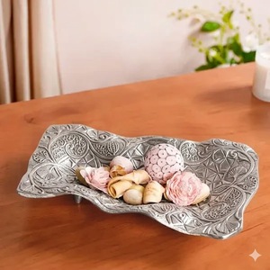 Bol central en aluminium texturé argenté fait main, design abstrait moderne, plateau à fruits pour cadeau de mariage et décoration de table - Product Image 1