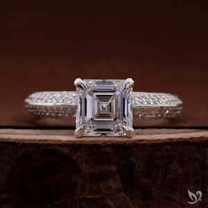 แหวนเพชรทรง Asscher Cut 2 กะรัต เพชรเลี้ยงในห้องปฏิบัติการ ดีไซน์ทรงสี่เหลี่ยมจัตุรัสแบบ Bold Square Step Cut แหวนหมั้นพร้อมวงแหวนแบบ Micro Pave - Product Image 1