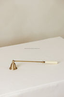 Éteignoir à bougie classique de luxe en laiton avec long manche et embout cloche pour bougies coniques et cylindriques, écologique