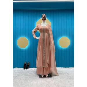 Ensemble de costume de soirée pour femmes de créateur avec un magnifique dupatta, combinaison haut-bas - Product Image 4
