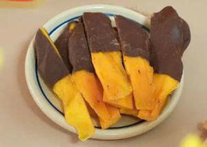 Mangue trempée dans du chocolat, offrant une harmonie de saveurs de mangue séchée sucrée et de chocolat onctueux, conçue pour les acheteurs exigeants. - Product Image 5