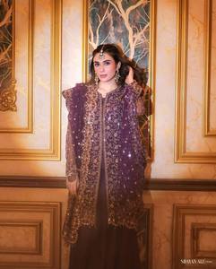 Ensemble de kurta brodé violet pour femmes avec bordure dorée, tenue traditionnelle indienne pakistanaise longue jusqu'au sol, toutes saisons - Product Image 3
