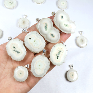 Pendentifs en quartz drusy solaire uniques en gros, bijoux en pierre naturelle éthiques, pendentifs en pierres précieuses style bohème chic pour la revente en boutique - Product Image 5