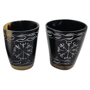 Verre à boire viking en corne de buffle écologique, aspect antique, sculpté à la main avec symboles croix et Valknut, tasse nordique artisanale en corne - Product Image 3